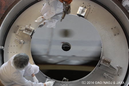 蒸着直後の宇宙科学研究所1.3m望遠鏡反射鏡