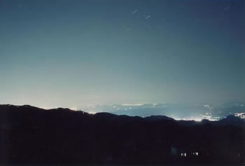 2001年に撮影した水島倉敷方面の夜空。光害によって星が映っていない。